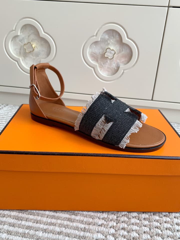 Hermès Santorini Classic H Flat Sandals in Taupe