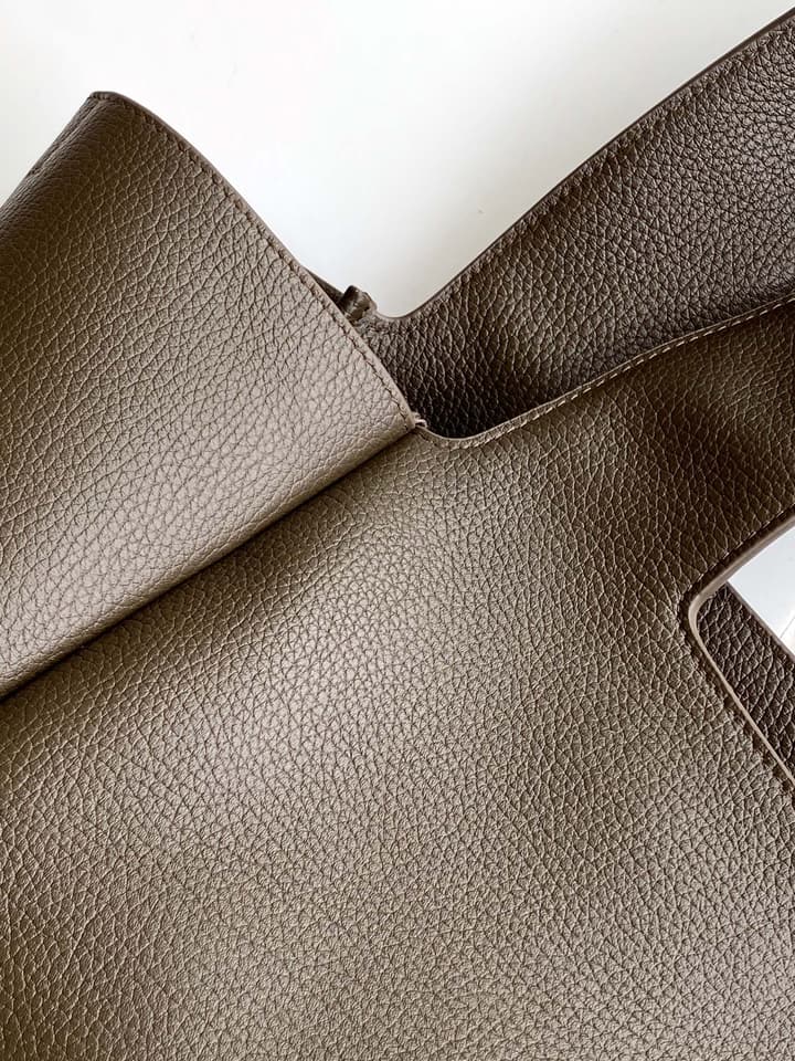 Saint Laurent BEA Horizontal Tote Bag in Black