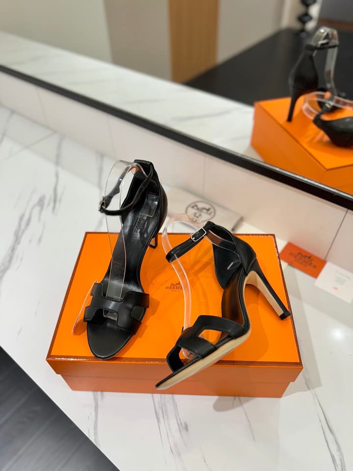 Hermès Classic Smooth Cowhide Pumps – 9cm in Caramel Brown