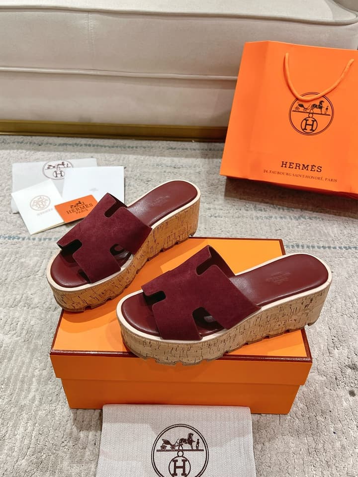 Hermès Wedge Sandals – 2024 Spring/Summer Collection in Bright Red Suede