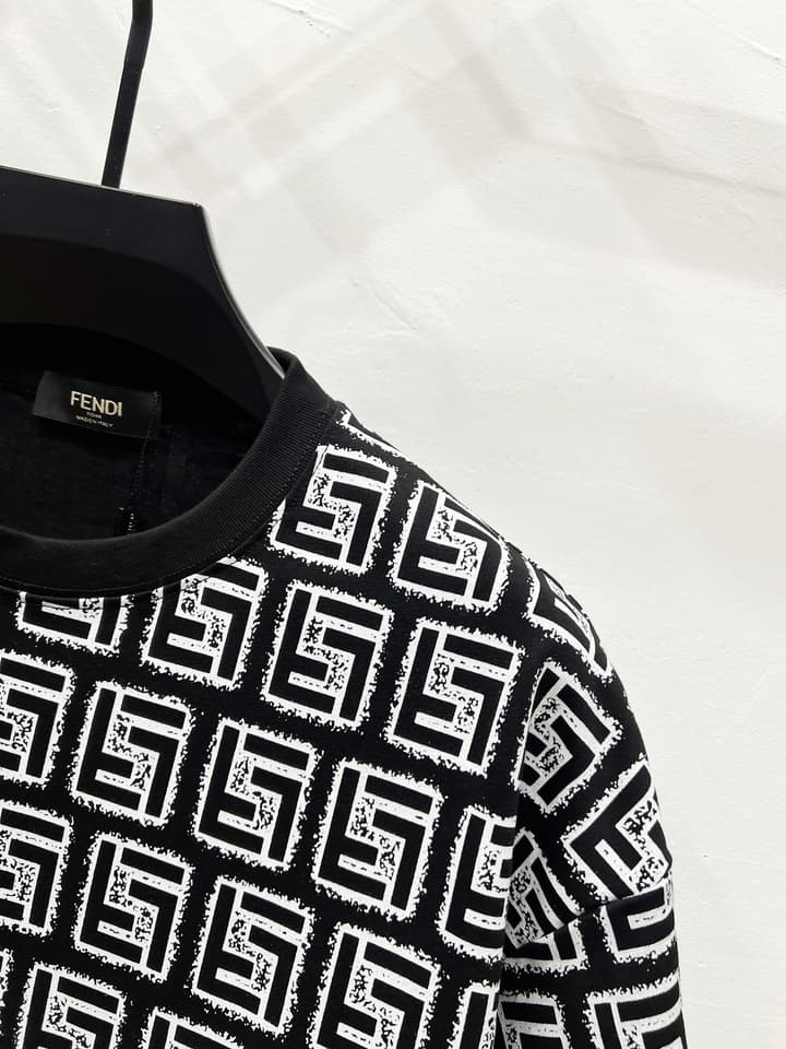 Fendi Gradient Logo Round Neck T-Shirt – 2025SS Collection in Black
