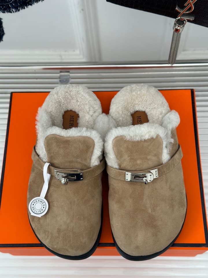 Hermès Kelly Buckle Furry Slippers – Autumn/Winter Collection in Black Suede With White Fur
