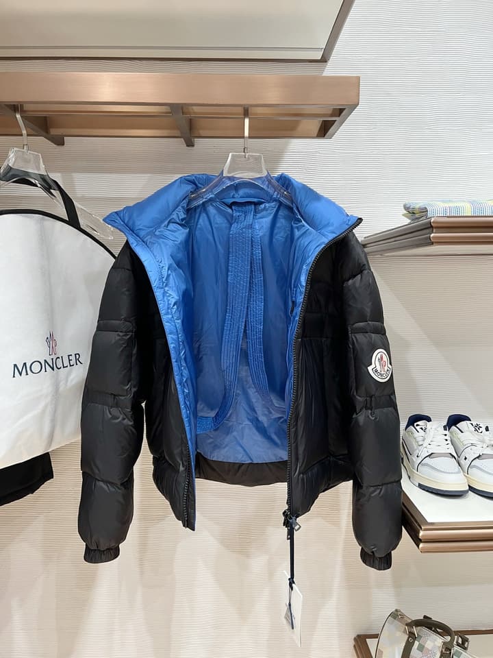 Moncler Designer Puffer Jacket – 2025 Collection in Black With Blue Lining