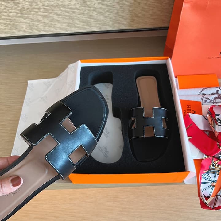 Hermès Handmade Leather Sandals – 2023 Spring Collection in Navy Blue Leather