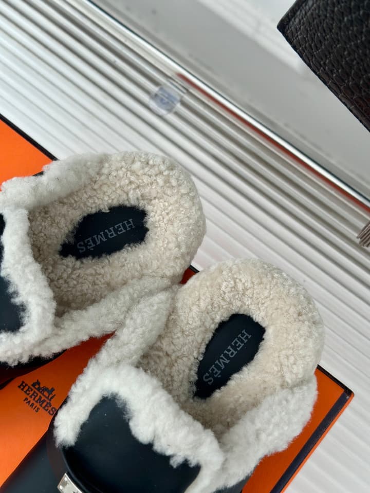 Hermès Kelly Buckle Furry Slippers – Autumn/Winter Collection in Black Suede With White Fur