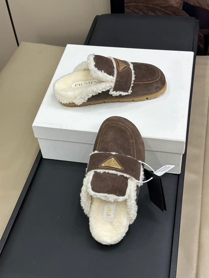 Prada FW24 Suede Fur Slippers – FW24 in Beige Suede