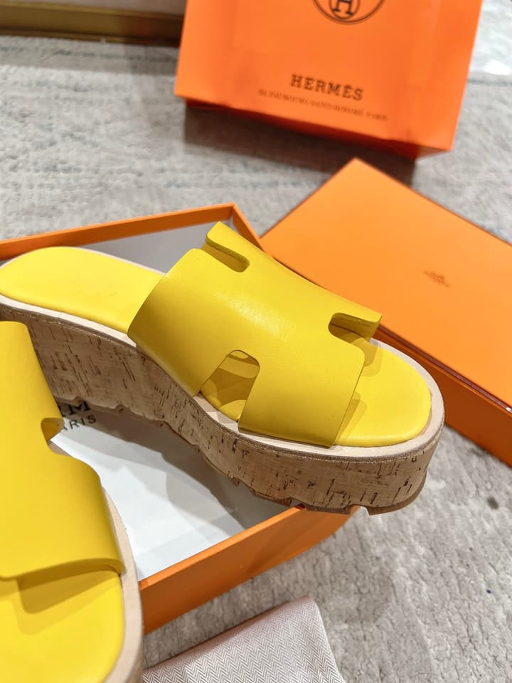 Hermès 2024 Spring/Summer Wedge Sandals – 2024 Spring/Summer Collection in White Leather