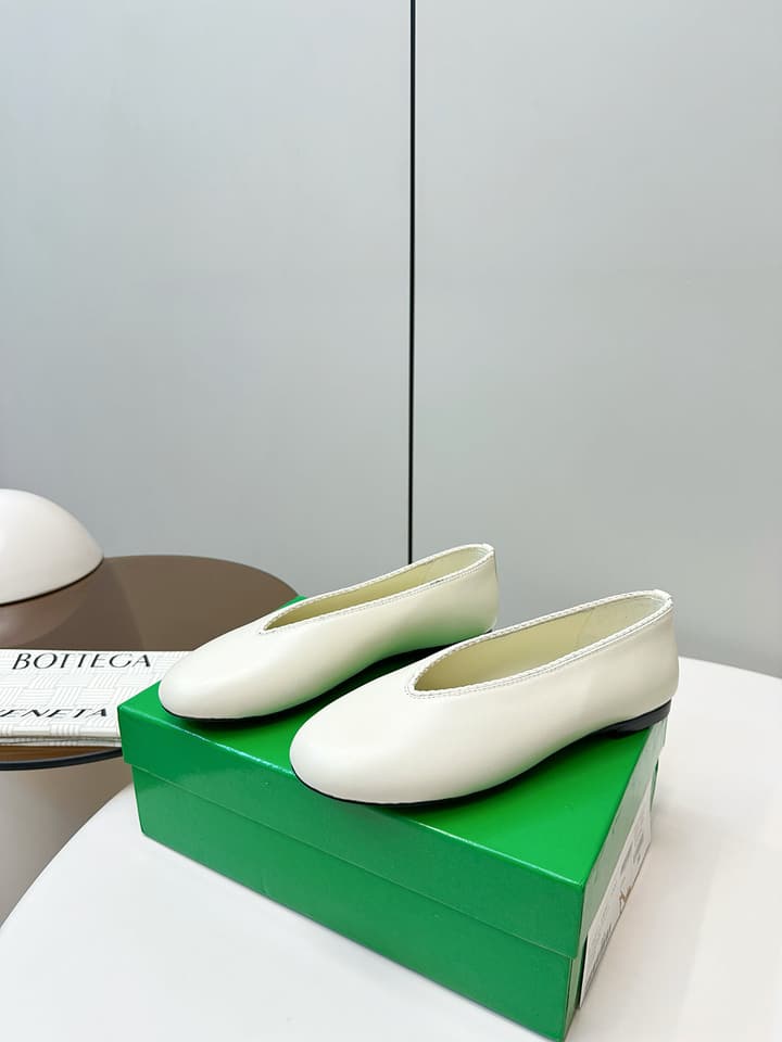 Bottega Veneta Woven Flats – 2025 Collection in Black