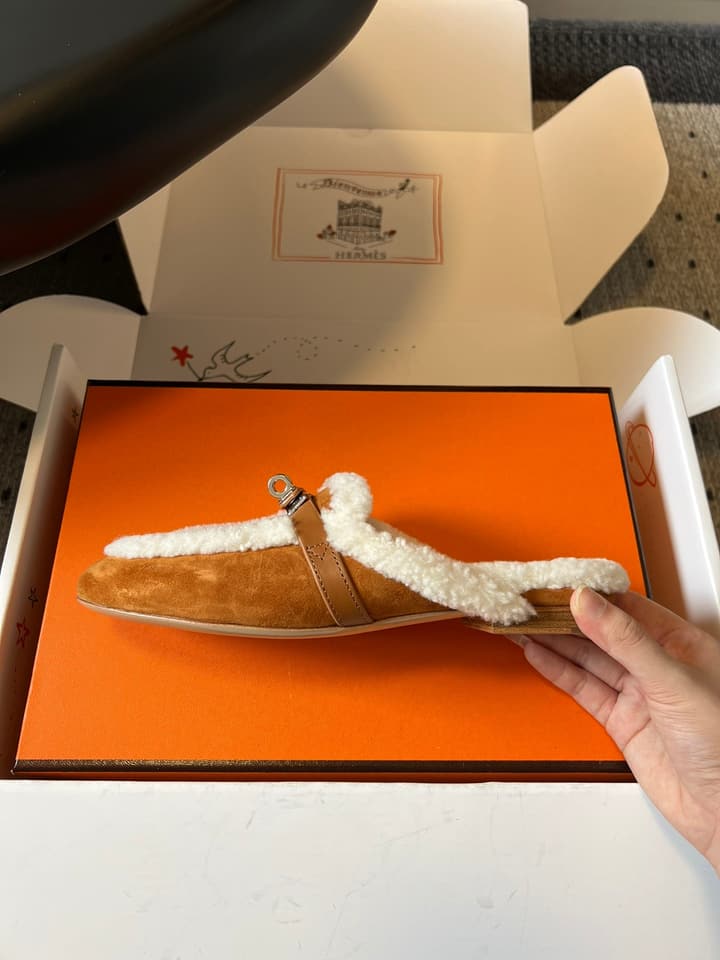 Hermès Leather Mules – 25FW in Black With White Fur