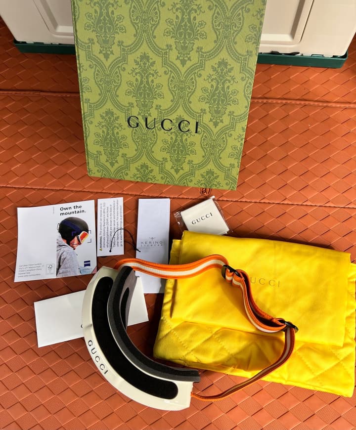 Gucci Luxury Ski Goggles in Black Frame Gucci Stripe