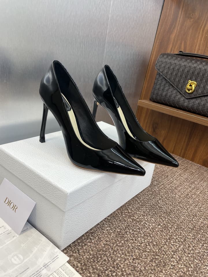 Dior CD Logo Pointed Toe Pumps – 2025 Spring/Summer Haute Couture Collection in Shiny Black Flat