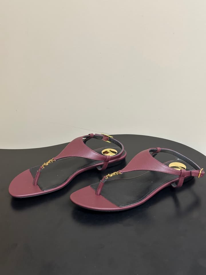 Saint Laurent Classic YSL Logo Flat Sandals – Spring/Summer Collection – 26S in Black