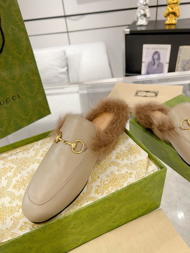 Gucci Toscana Wool Loafers – Autumn/Winter Must-Have in Black Leather With Tan Fur