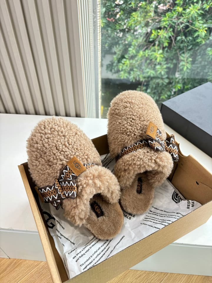 UGG Autumn/Winter Wool Slippers in Creamy White