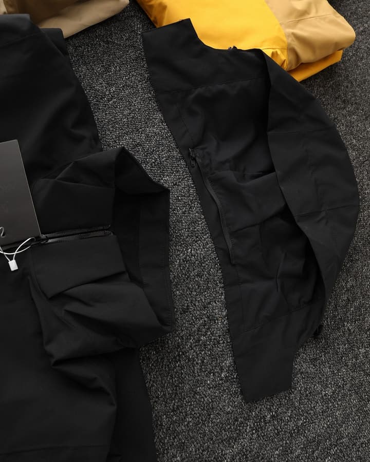Arc'teryx 3-in-1 Detachable Windbreaker Jacket – 24FW in Black