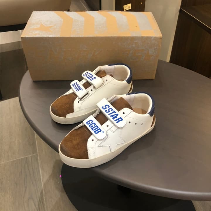 Golden Goose Kids Distressed Sneakers – Kids Collection in White With Black Heel And Grey Star