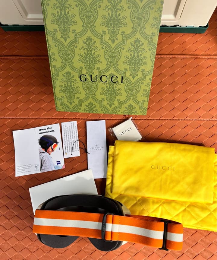 Gucci Luxury Ski Goggles in Black Frame Gucci Stripe