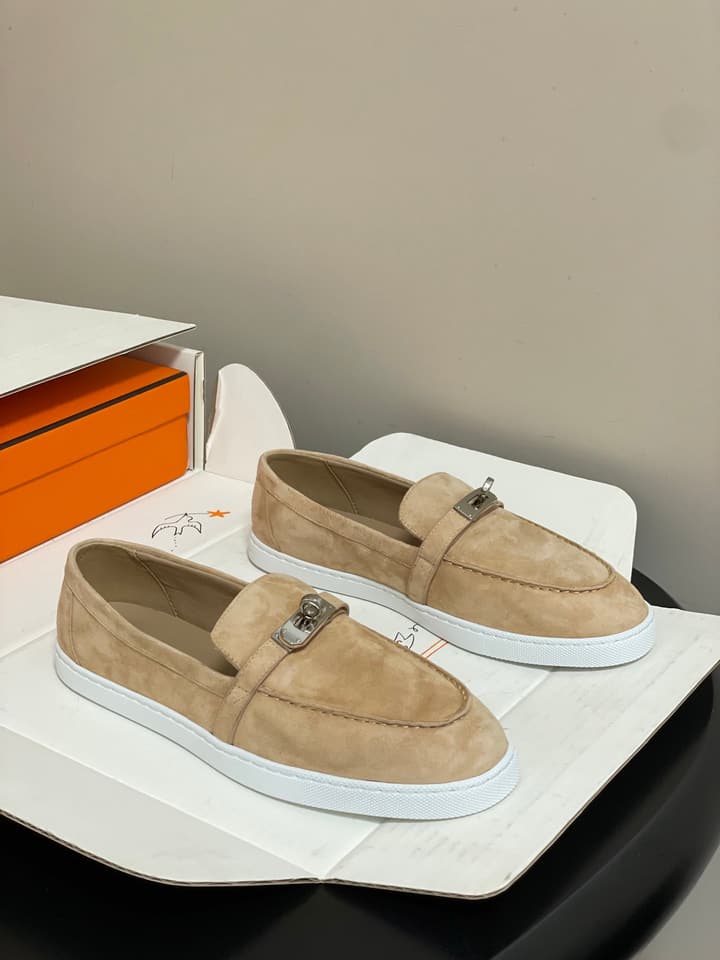 Hermès Mind Suede Kelly Buckle Loafers – 26S Spring/Summer Collection in Beige Suede