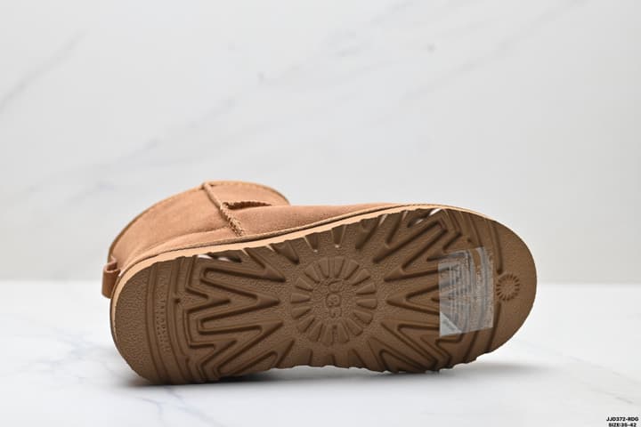 UGG Classic Ultra Mini Platform Snow Boots in Chestnut