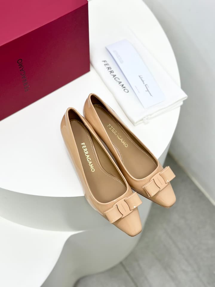 Ferragamo Vara Patent Leather Square Toe Pumps in Black Patent Leather (1cm Heel)