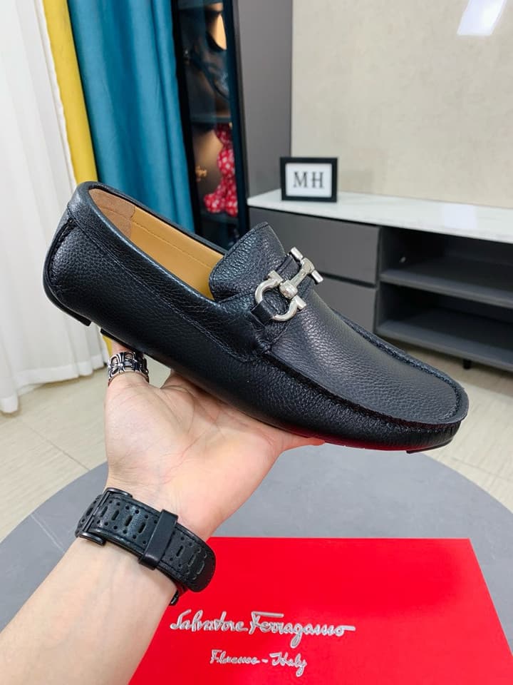 Ferragamo Pebbled Leather Driving Shoes in Black Leather, Black Lining