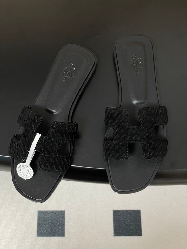 Hermès Oran Woven Suede Sandals – 2025 Collection in Black Leather