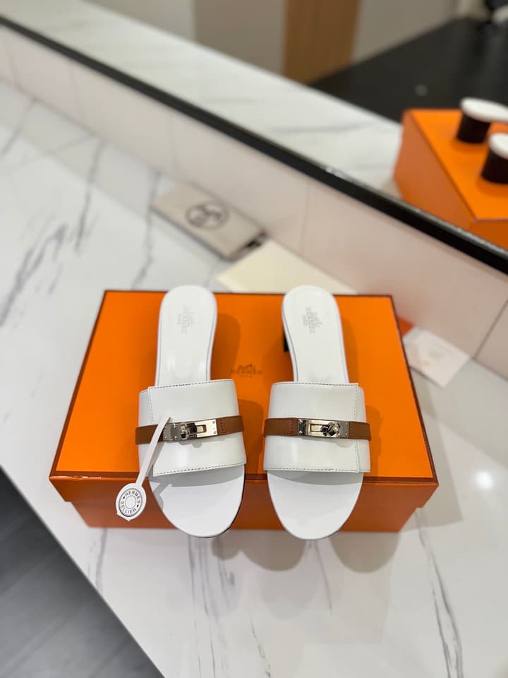 Hermès Classic Smooth Cowhide Heeled Sandals in Beige
