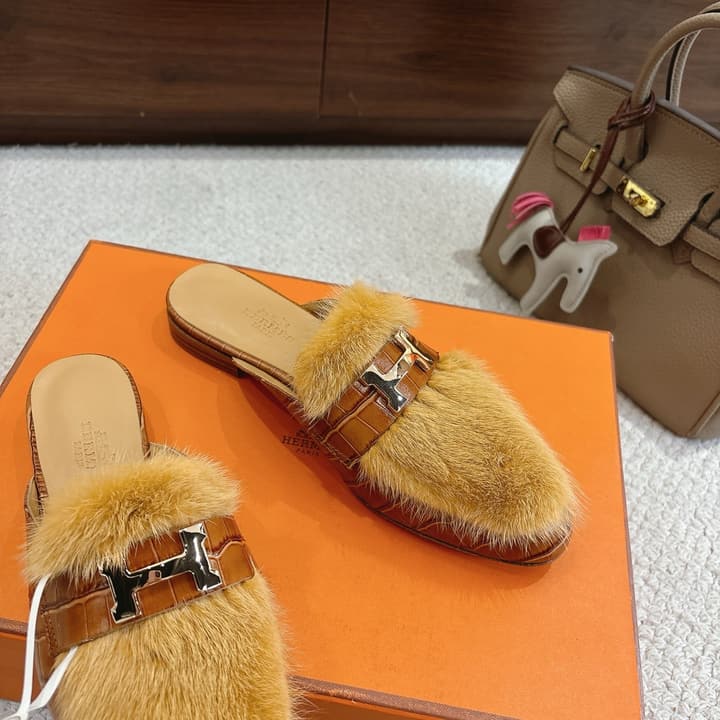 Hermès Mink Suede Loafers & Mules – Autumn/Winter Collection in Black Fur With Gold H