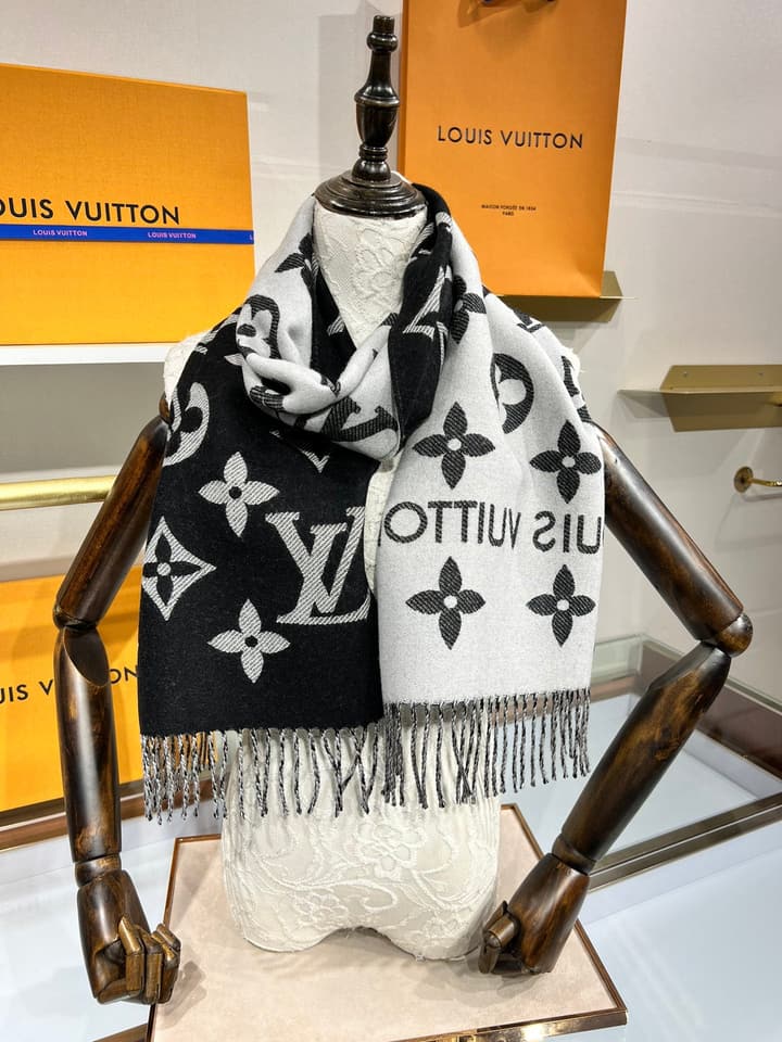 Louis Vuitton Monogram Wool Shawl – 2022 Collection in Beige