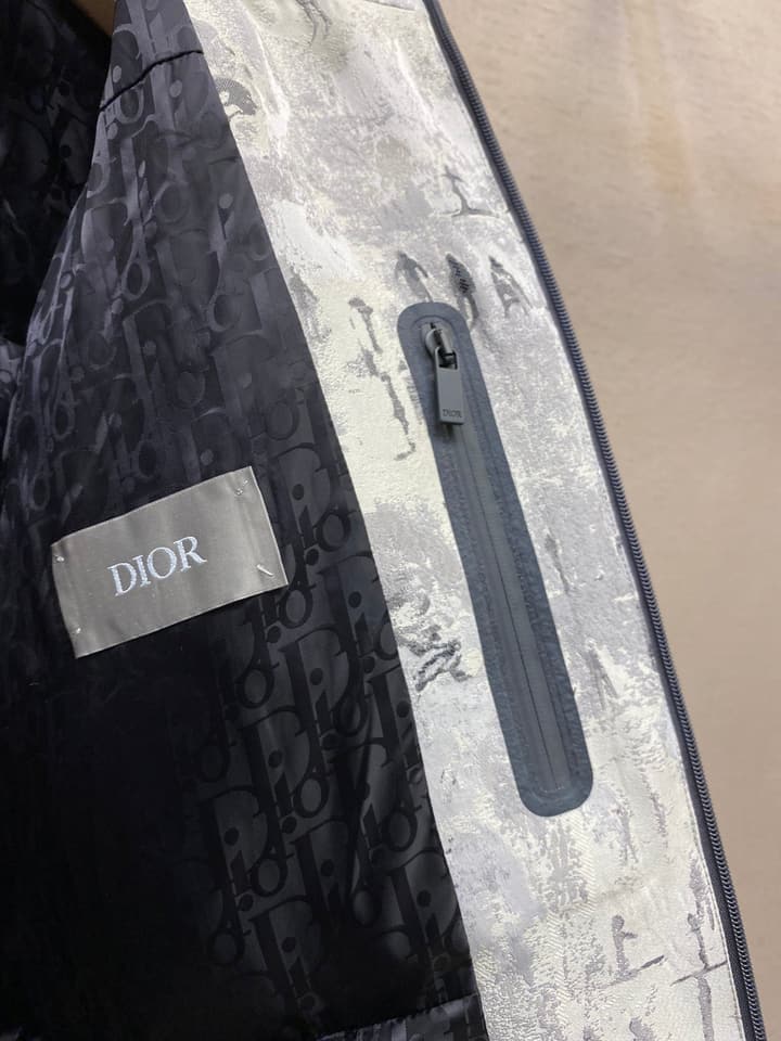 Dior Ski Functional Waterproof Puffer Jacket – 2023 Collection in Light Grey/white Patterned Ski Jacket
