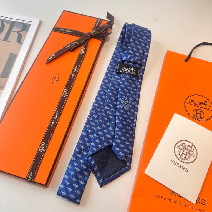 Hermès Animal Series Men's Silk Tie in Blue With Pink Pattern