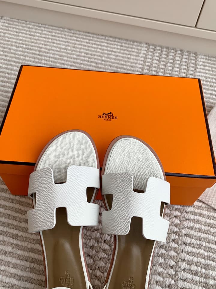 Hermès Santorini Classic H Flat Sandals in Taupe