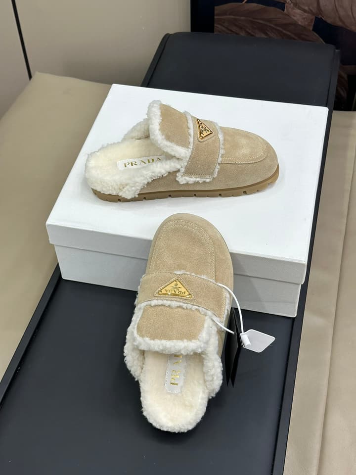 Prada FW24 Suede Fur Slippers – FW24 in Beige Suede