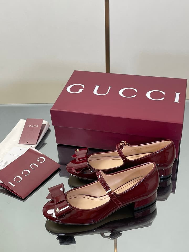 Gucci Bow Detail Mary Jane Ballerina Flats – 2025 Early Autumn Collection in Deep Red Patent Leather