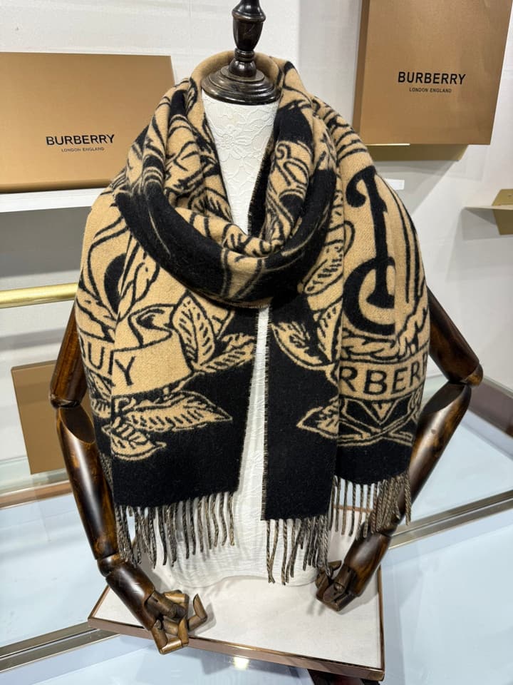 Burberry Equestrian Knight Reversible Jacquard Shawl – 25 Collection