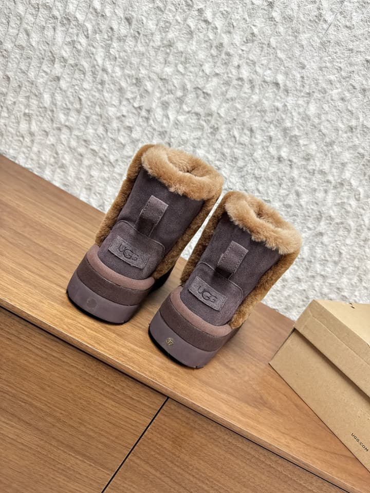 UGG Closed-Toe Fur-Lined Slippers – Autumn/Winter Collection in Black