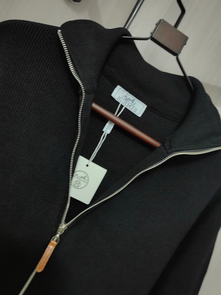 Hermès Unisex Wool-Blend Knit Cardigan – Autumn/Winter in Black With Orange H Pockets