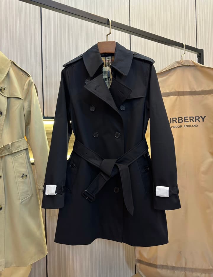 Burberry Kensington Heritage Short Trench Coat in Classic Black Trench
