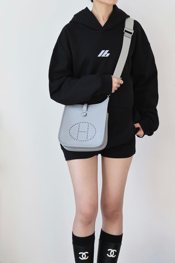 Boutique Selection Soft Leather Shoulder Bag – Puppet Gray