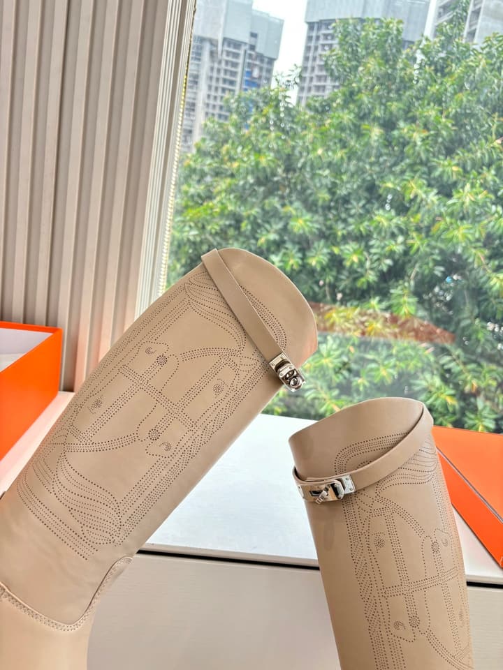 Hermès Classic Knee-High Boots – 2025 Autumn/Winter Collection in Two-tone Tan And Cream