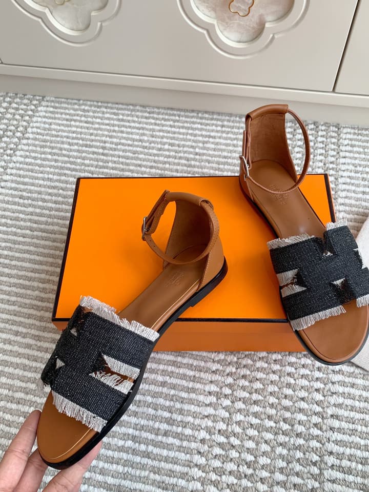 Hermès Santorini Classic H Flat Sandals in Taupe