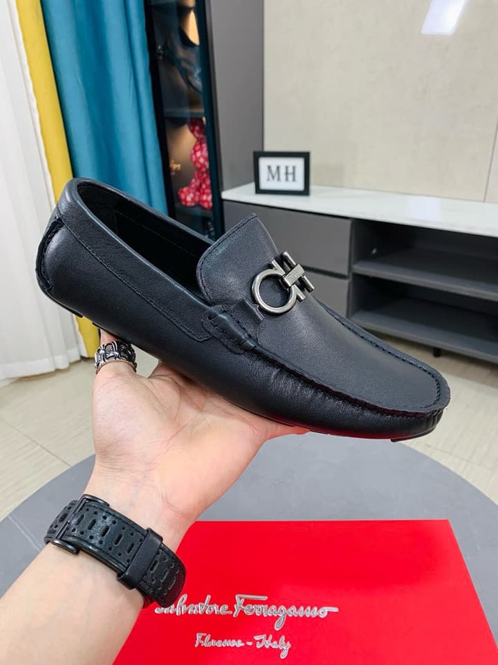 Ferragamo Pebbled Leather Driving Shoes in Black Leather, Black Lining