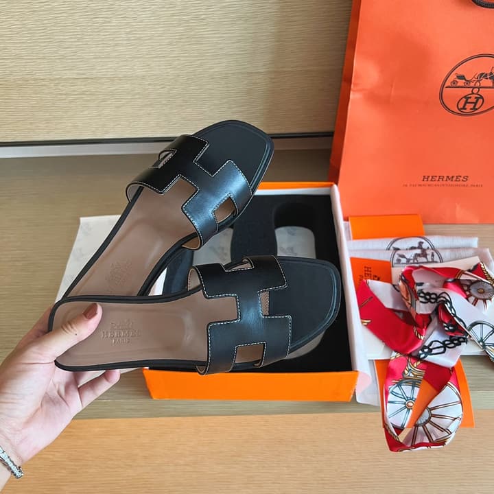 Hermès Handmade Leather Sandals – 2023 Spring Collection in Navy Blue Leather