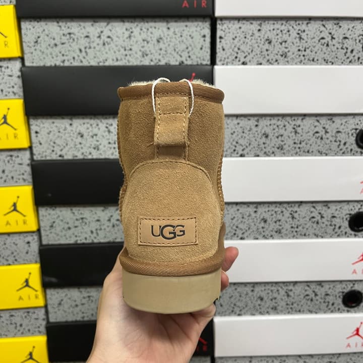 UGG Thick-Soled Low-Cut Fur-Lined Snow Boots in All Black Mini