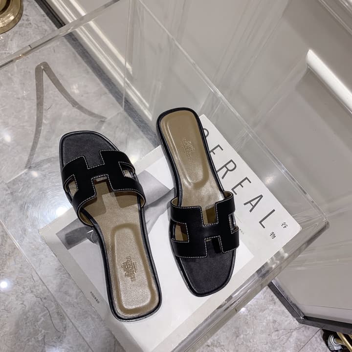 Hermès Oasis H Flat Sandals in Taupe Strap