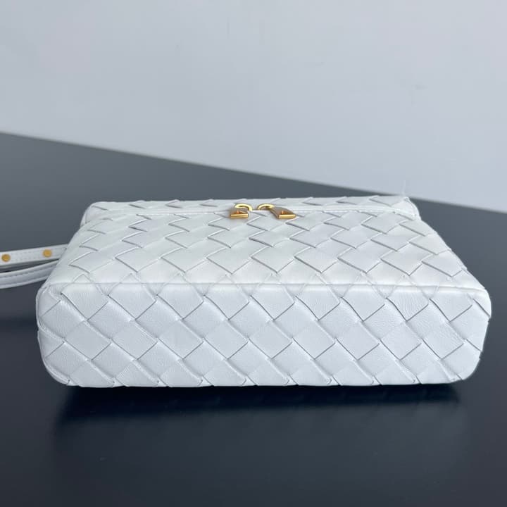 Bottega Veneta Intrecciato Vanity Case in Cream