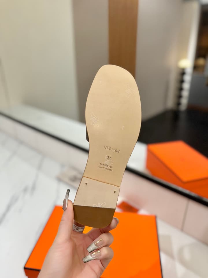 Hermès Classic H Palm Grain Leather Sandals in Black