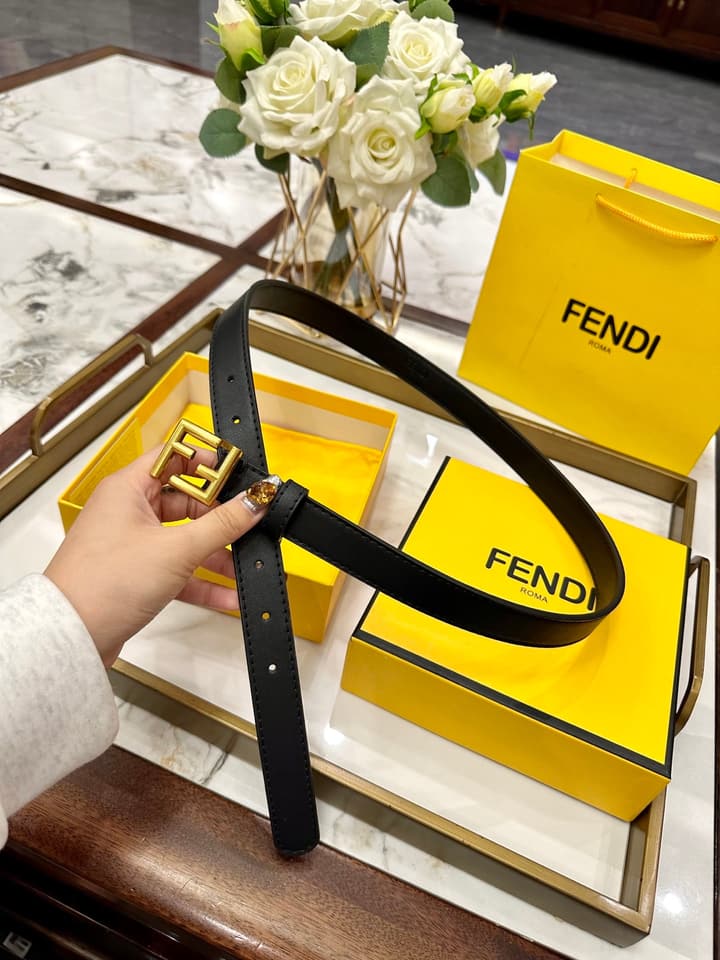 Fendi Classic Leather Belt – 2.5cm in Black Leather With Antique Gold Buckle
