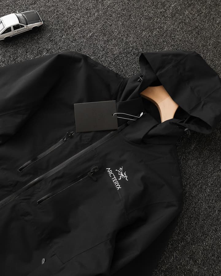 Arc'teryx 3-in-1 Detachable Windbreaker Jacket – 24FW in Black