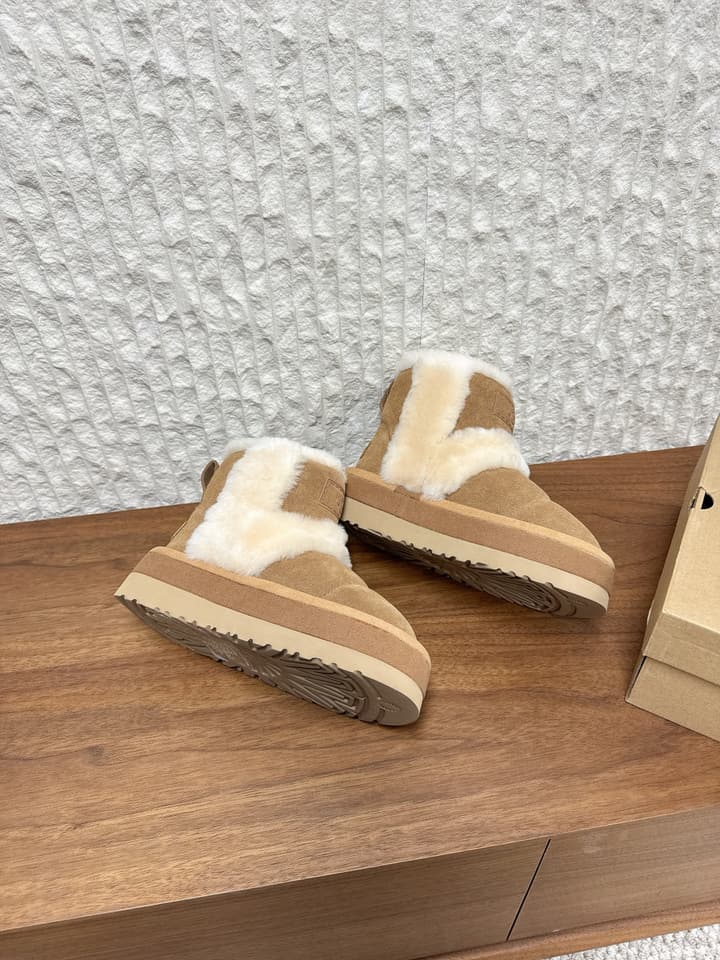 UGG Closed-Toe Fur-Lined Slippers – Autumn/Winter Collection in Black